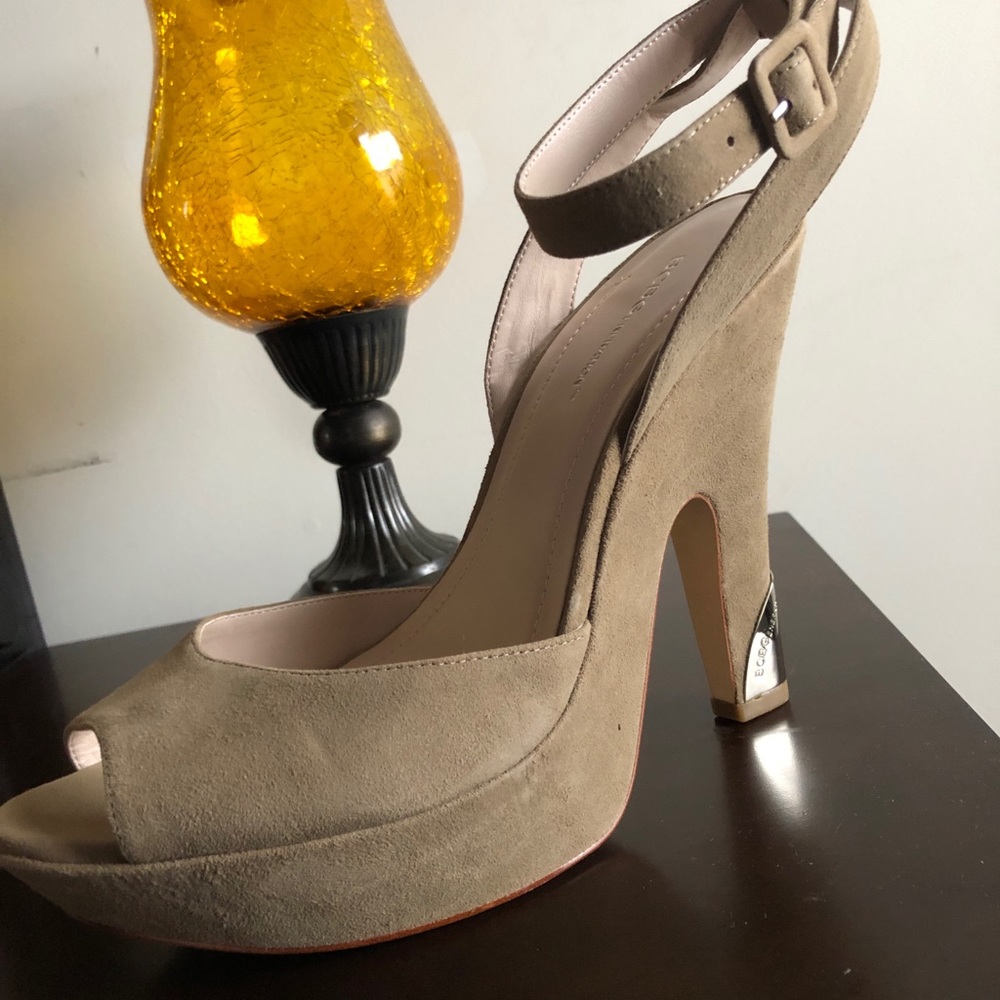 NEW! BCBG Suede Tan Pump Size 10